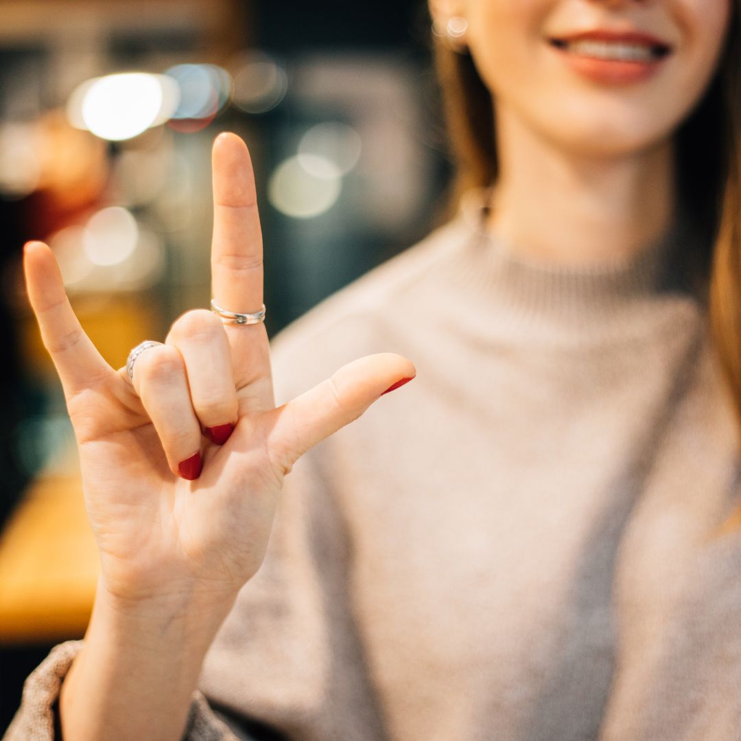 Exprimer "Je t'aime" en langue des signes : Un geste romantique dans vos rencontres amoureuses