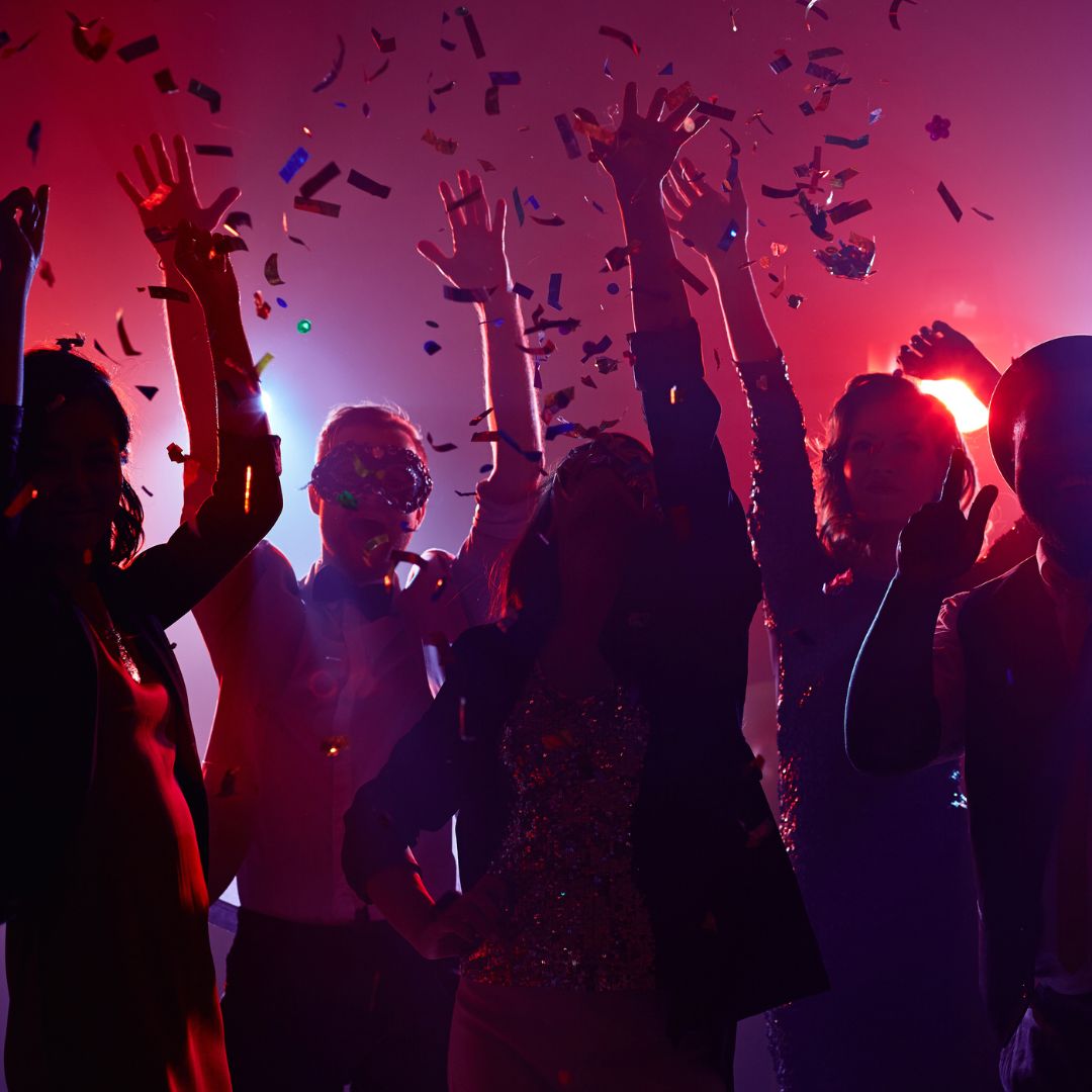 Nouvel An célibataire : Comment vivre un réveillon positif et attirer de nouvelles rencontres Nouvel An célibataire : Comment vivre un réveillon positif et attirer de nouvelles rencontres